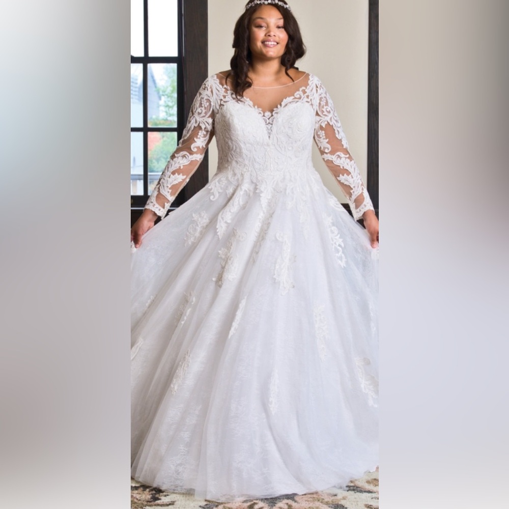 Elegant Ivory Lace Long Sleeve Wedding Dress.  Size 16.   P920